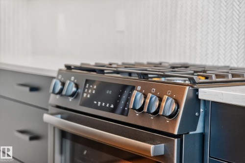1075 Goldfinch Way, Edmonton, AB - Indoor Photo Showing Kitchen