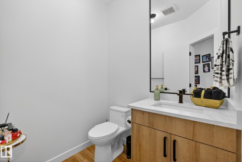 1075 Goldfinch Way, Edmonton, AB - Indoor Photo Showing Bathroom