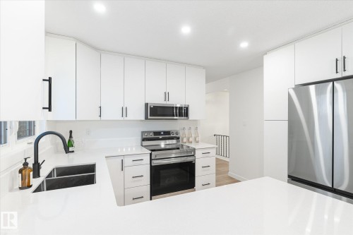14207 71 Street, Edmonton, AB - Indoor Photo Showing Kitchen With Double Sink With Upgraded Kitchen