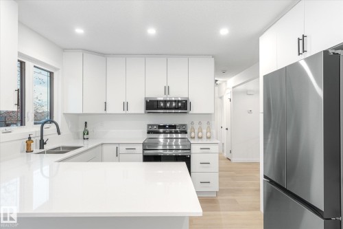 14207 71 Street, Edmonton, AB - Indoor Photo Showing Kitchen With Double Sink With Upgraded Kitchen