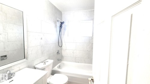 11516 133A Avenue, Edmonton, AB - Indoor Photo Showing Bathroom