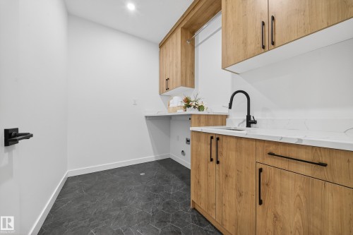 212 Crystal Creek Drive, Leduc, AB - Indoor Photo Showing Kitchen
