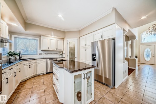 203 Darlington Crescent, Edmonton, AB - Indoor Photo Showing Kitchen With Upgraded Kitchen