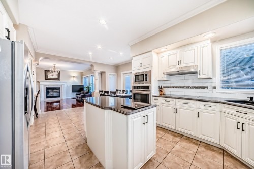 203 Darlington Crescent, Edmonton, AB - Indoor Photo Showing Kitchen With Upgraded Kitchen
