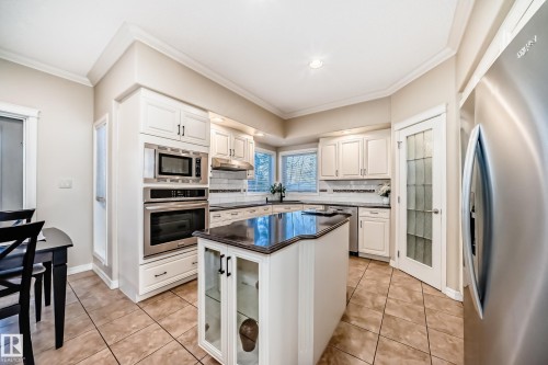 203 Darlington Crescent, Edmonton, AB - Indoor Photo Showing Kitchen With Upgraded Kitchen