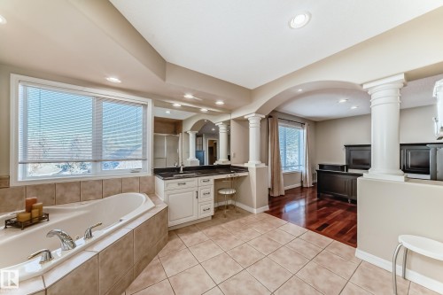 203 Darlington Crescent, Edmonton, AB - Indoor Photo Showing Bathroom