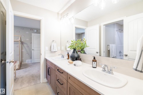 1611 14 Street, Edmonton, AB - Indoor Photo Showing Bathroom