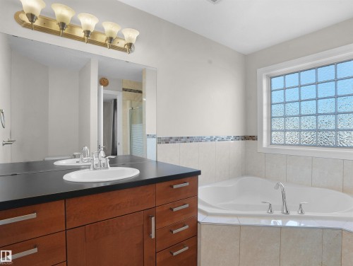 4534 162 Avenue, Edmonton, AB - Indoor Photo Showing Bathroom