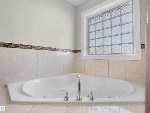 4534 162 Avenue, Edmonton, AB - Indoor Photo Showing Bathroom