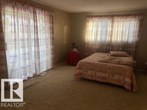Bedroom featuring carpet - 4213 42 Avenue, Innisfail, AB - Indoor Photo Showing Bedroom