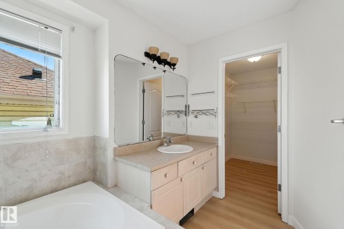 7836 7 Avenue, Edmonton, AB - Indoor Photo Showing Bathroom