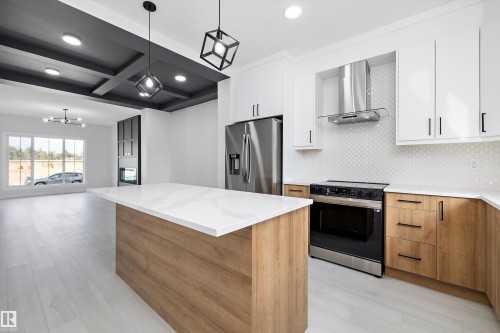 2109 Crossbill Lane, Edmonton, AB - Indoor Photo Showing Kitchen With Upgraded Kitchen