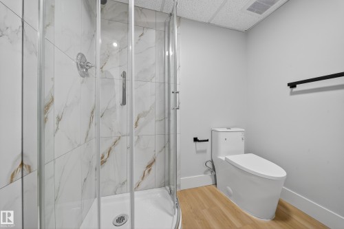 7820 22 Ave, Edmonton, AB - Indoor Photo Showing Bathroom