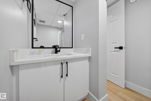 7820 22 Ave, Edmonton, AB - Indoor Photo Showing Bathroom