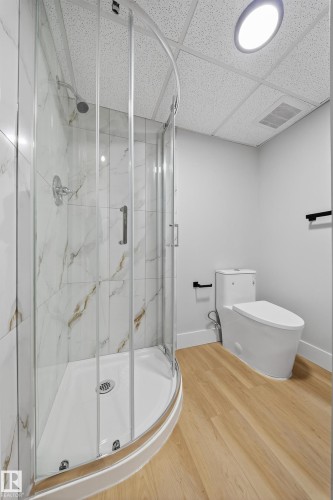 7820 22 Ave, Edmonton, AB - Indoor Photo Showing Bathroom