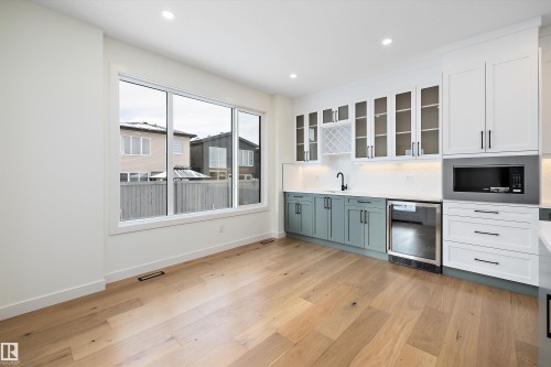 6879 Knox Loop, Edmonton, AB - Indoor Photo Showing Kitchen