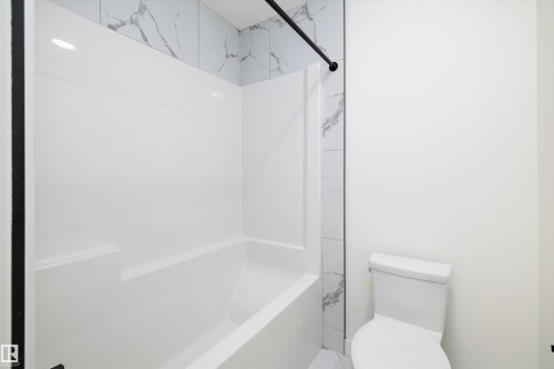 6879 Knox Loop, Edmonton, AB - Indoor Photo Showing Bathroom
