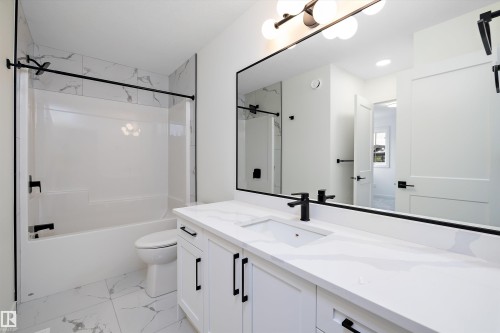 6879 Knox Loop, Edmonton, AB - Indoor Photo Showing Bathroom