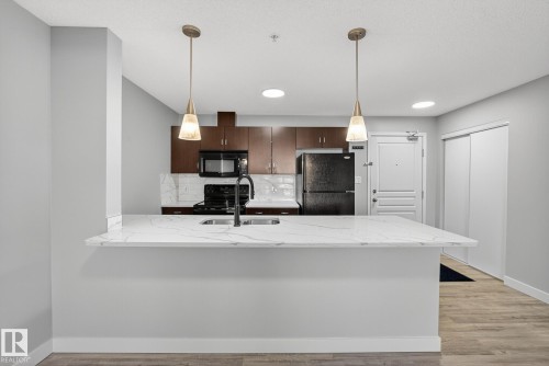 222 1180 Hyndman Road, Edmonton, AB - Indoor Photo Showing Kitchen