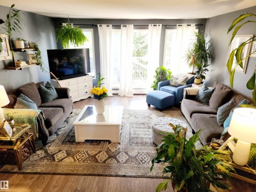 318 10508 119 Street, Edmonton, AB - Indoor Photo Showing Living Room