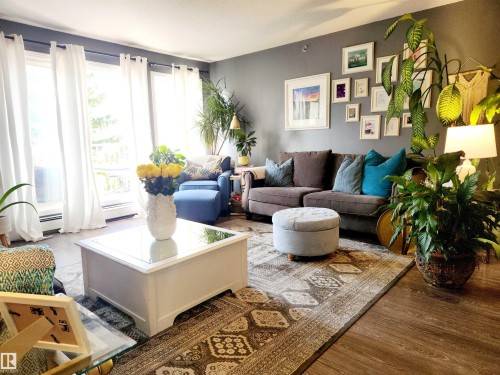 318 10508 119 Street, Edmonton, AB - Indoor Photo Showing Living Room