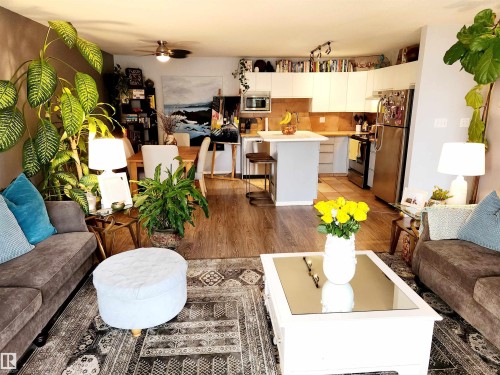 318 10508 119 Street, Edmonton, AB - Indoor Photo Showing Living Room