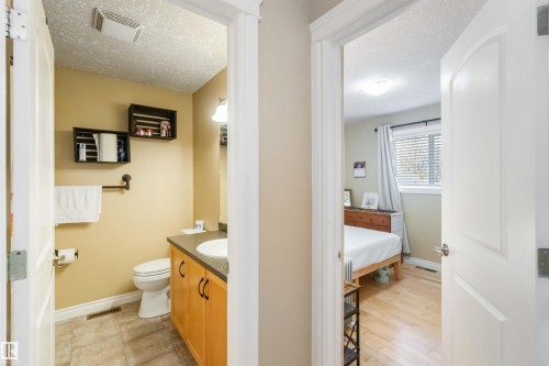 Edmonton, AB - Indoor Photo Showing Bathroom