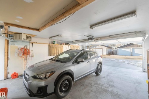 Edmonton, AB - Indoor Photo Showing Garage
