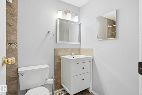 18024 93 Avenue, Edmonton, AB - Indoor Photo Showing Bathroom