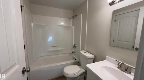 41 2024 57 Street, Edmonton, AB - Indoor Photo Showing Bathroom