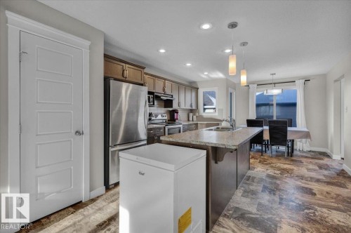 164 Desrochers Gate, Edmonton, AB - Indoor Photo Showing Kitchen