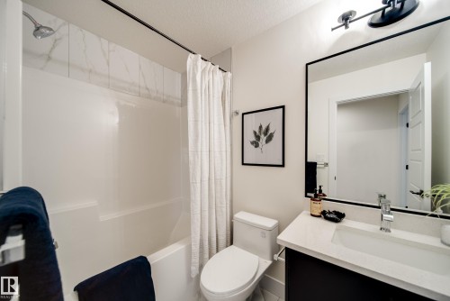 7156 177 Avenue, Edmonton, AB - Indoor Photo Showing Bathroom