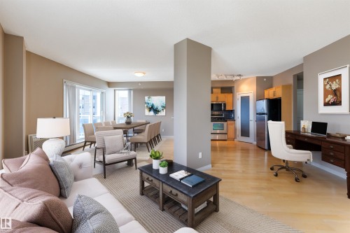901 10504 99 Avenue, Edmonton, AB - Indoor Photo Showing Living Room