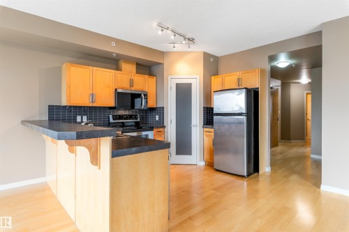 901 10504 99 Avenue, Edmonton, AB - Indoor Photo Showing Kitchen With Double Sink