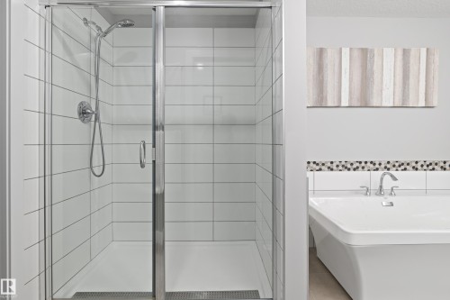 2654 Donaghey Crescent, Edmonton, AB - Indoor Photo Showing Bathroom