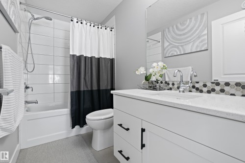 2654 Donaghey Crescent, Edmonton, AB - Indoor Photo Showing Bathroom