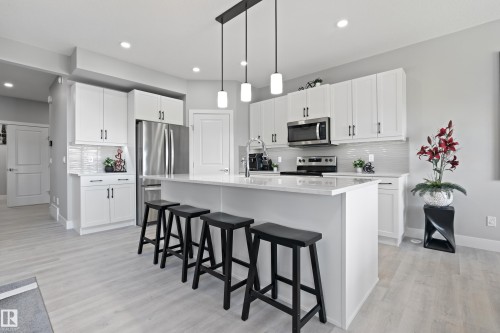 2654 Donaghey Crescent, Edmonton, AB - Indoor Photo Showing Kitchen With Upgraded Kitchen