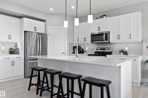 2654 Donaghey Crescent, Edmonton, AB - Indoor Photo Showing Kitchen With Upgraded Kitchen