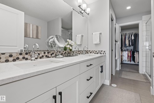 2654 Donaghey Crescent, Edmonton, AB - Indoor Photo Showing Bathroom