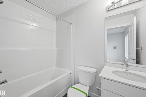 38 1010 Rabbit Hill Road, Edmonton, AB - Indoor Photo Showing Bathroom