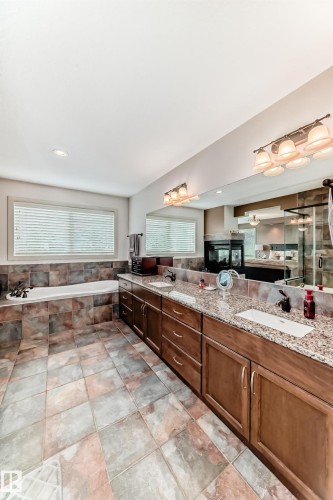 1673 James Mowatt Trail, Edmonton, AB - Indoor Photo Showing Kitchen