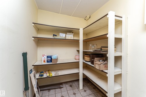 18408 55 Avenue, Edmonton, AB - Indoor With Storage