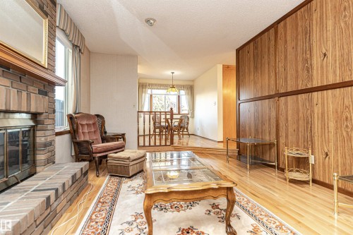 18408 55 Avenue, Edmonton, AB - Indoor Photo Showing Living Room