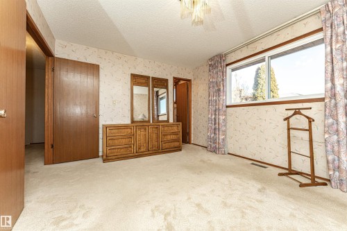 18408 55 Avenue, Edmonton, AB - Indoor Photo Showing Other Room