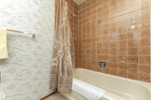 18408 55 Avenue, Edmonton, AB - Indoor Photo Showing Bathroom