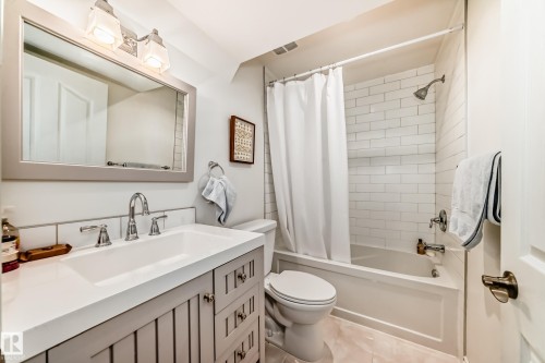 20448 56 Avenue, Edmonton, AB - Indoor Photo Showing Bathroom