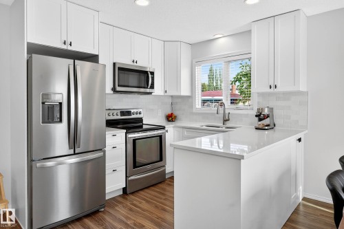 16508 114 Street, Edmonton, AB - Indoor Photo Showing Kitchen With Upgraded Kitchen