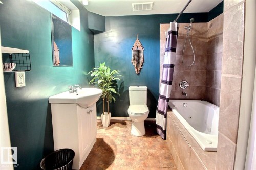 6 8005 144 Avenue, Edmonton, AB - Indoor Photo Showing Bathroom