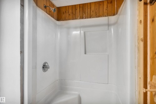 11231 41 Avenue Nw, Edmonton, AB - Indoor Photo Showing Bathroom