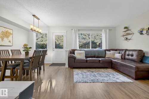 64 Hamilton Court, Spruce Grove, AB - Indoor Photo Showing Living Room